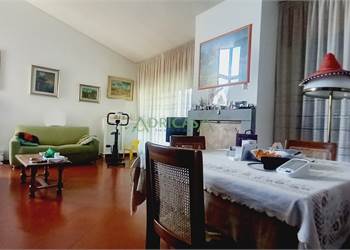 Villa di testa con cortile a Galeata