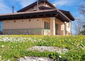 Casa indipendente con parco a Piano di Spino