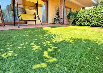 Villetta a schiera in centro a Mezzano su due livelli con giardino