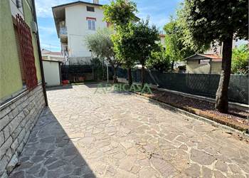 Casa indipendente con due negozi a  Vecchiazzano