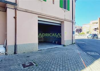 Magazzino/ Garage doppio in affitto a Forlì