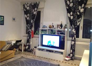 Appartamento al primo piano con balconi e garage a Forlì