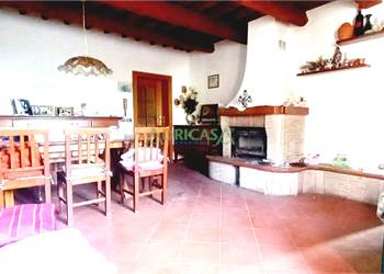 Casa abbinata con capannone in vendita nelle vicinaze di Pievequinta