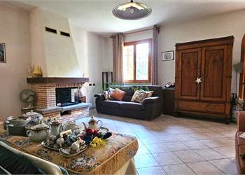 Villa abbinata ad un lato con giardino privato a Campiano