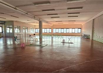 Prestigioso Capannone Commerciale a Cesena