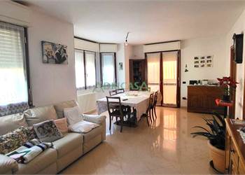 Appartamento con balconi e garage a Igea Marina