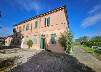 Casale con ampio parco in vendita a Borgo Montone