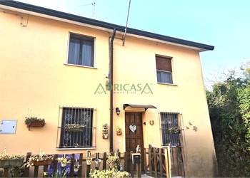 Villetta abbinata ad un solo lato a soli 10 km da Ravenna