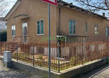 Casa con terreno edificabile a Morciano
