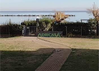 Monolocale ristrutturato direttamente sulla spiaggia a Lido Adriano