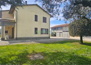 Casa indipendente con giardino a Forlì