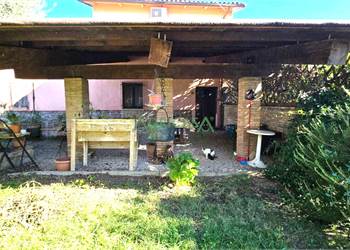 Porzione di casa con 10.000 mq di terreno a Bagnolo di Sogliano