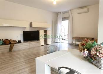 Appartamento con terrazzi, garage e posti auto a Forlì